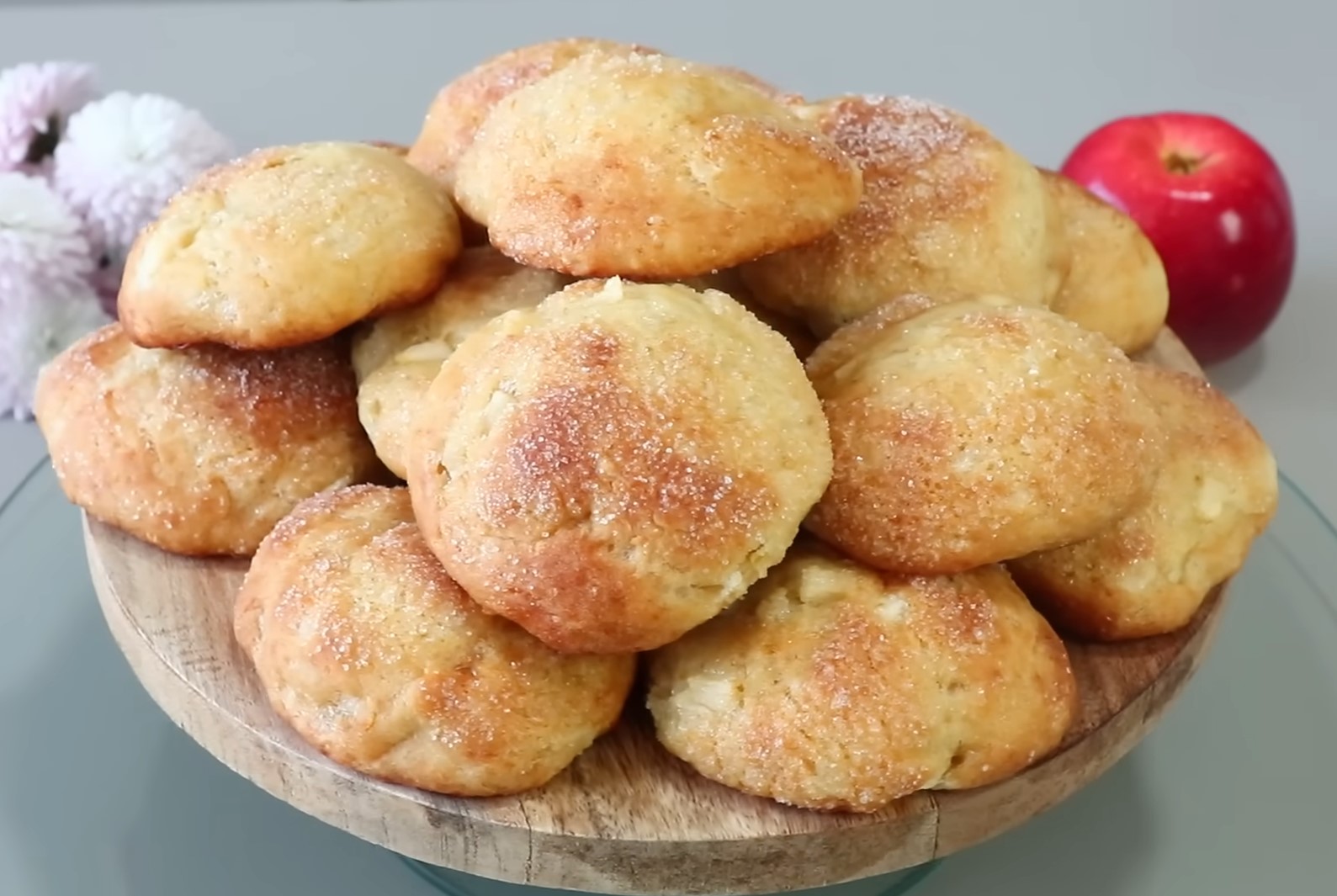 Dienos atradimas: kaip paprasta varškė ir obuolys tampa puošniomis bandelėmis