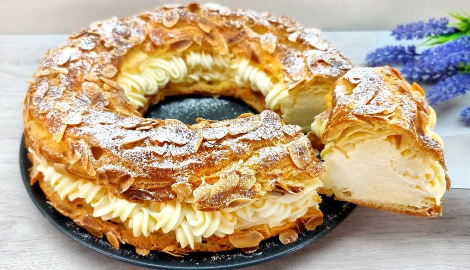 Kalėdoms ir Naujiesiems metams: pyragas su švelniu kremu ir migdolų pabarstukais