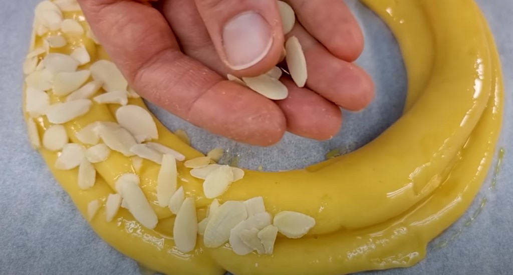 Готовлю на Рождество и Новый Год. Торт из заварного теста с нежным кремом, миндальной посыпкой