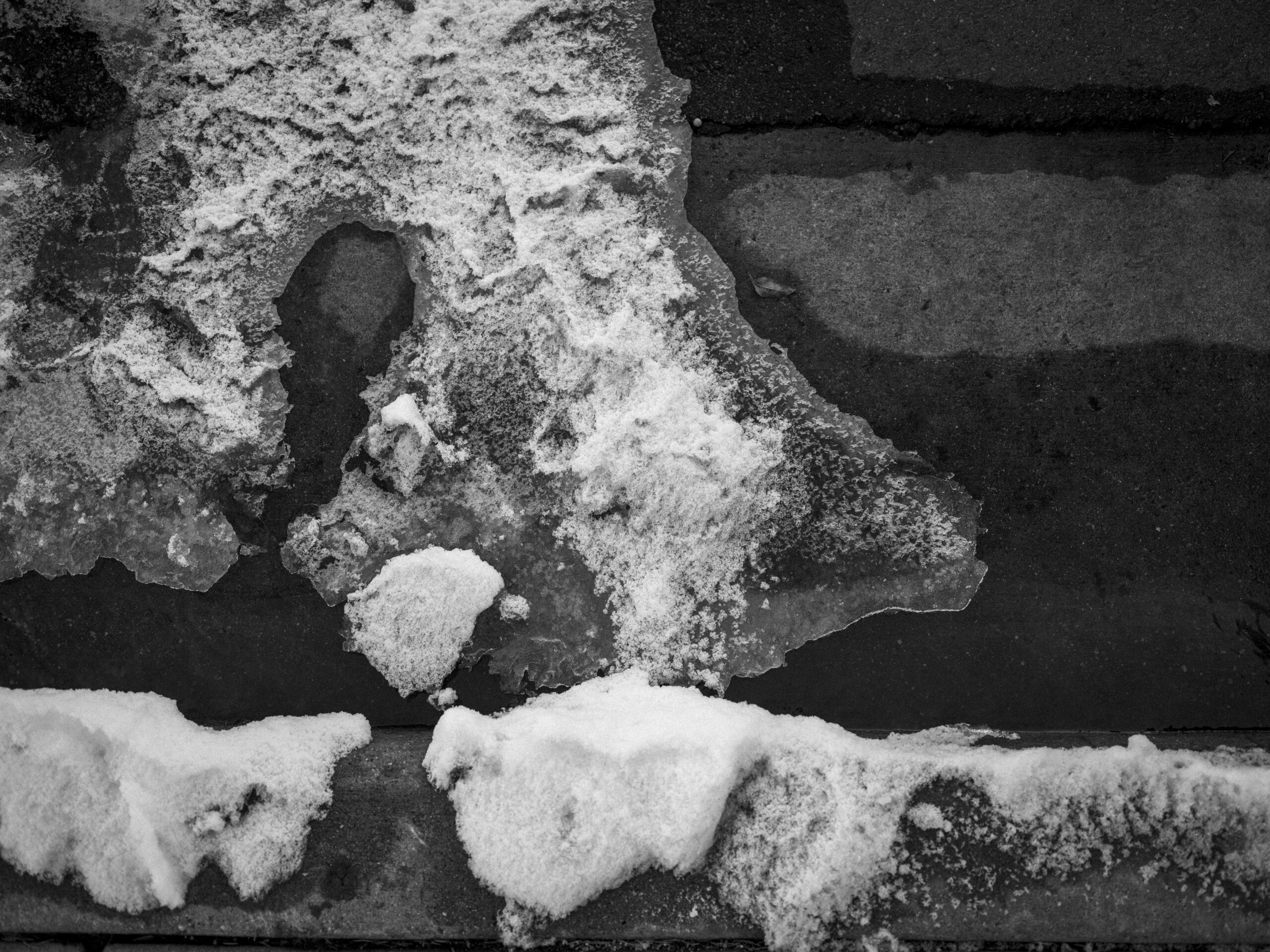 5 būdai kovoti su ledu ant takų ir kodėl druska nėra geriausias pasirinkimas