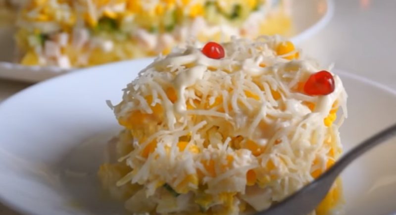 На Новый год и Рождество всегда готовлю салат "Нежный". Съедается без остатка