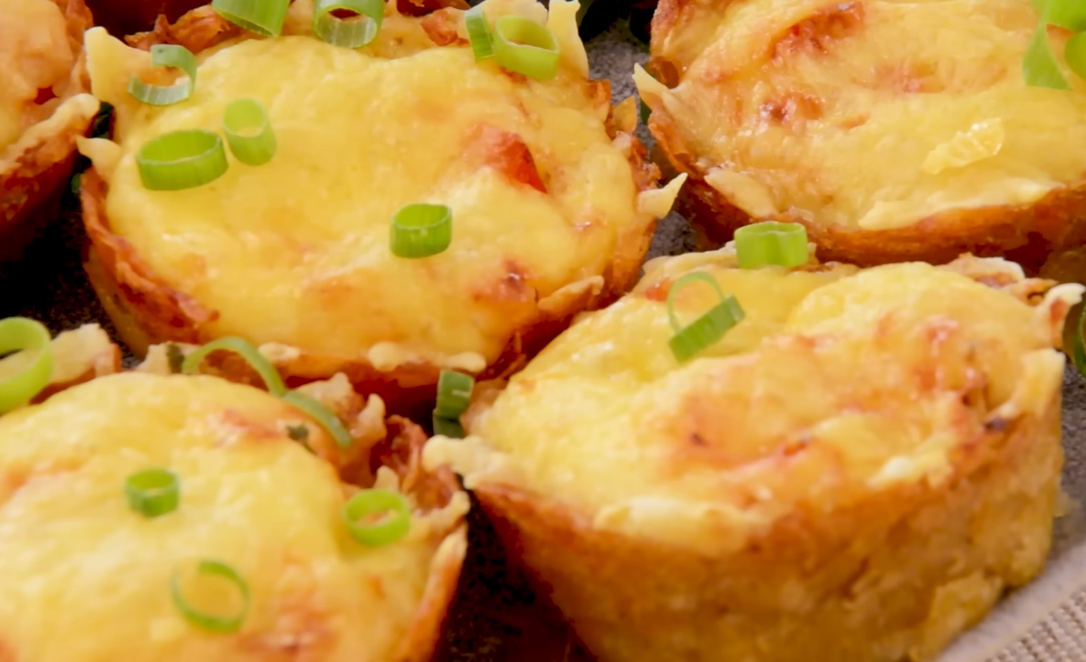 Naujųjų metų išvakarių užkandis per 30 minučių: sultingi ir sotūs keksiukai šventiniam stalui