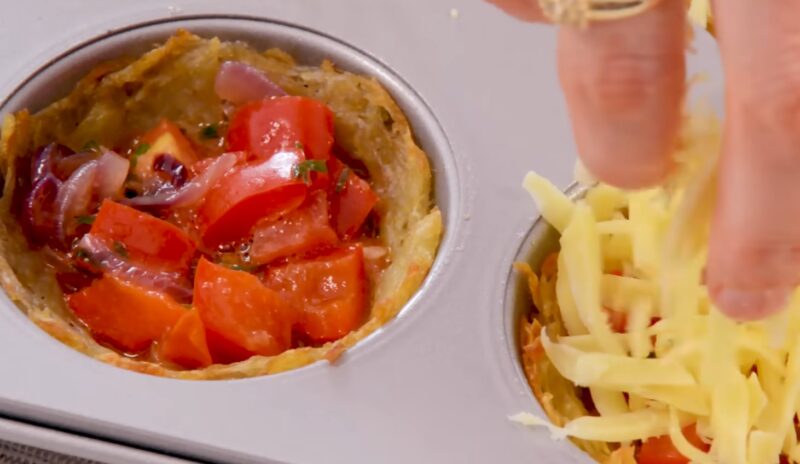 Новогодняя закуска за 30 минут: сочные и сытные маффины на праздничный стол. Невероятно вкусно и просто!