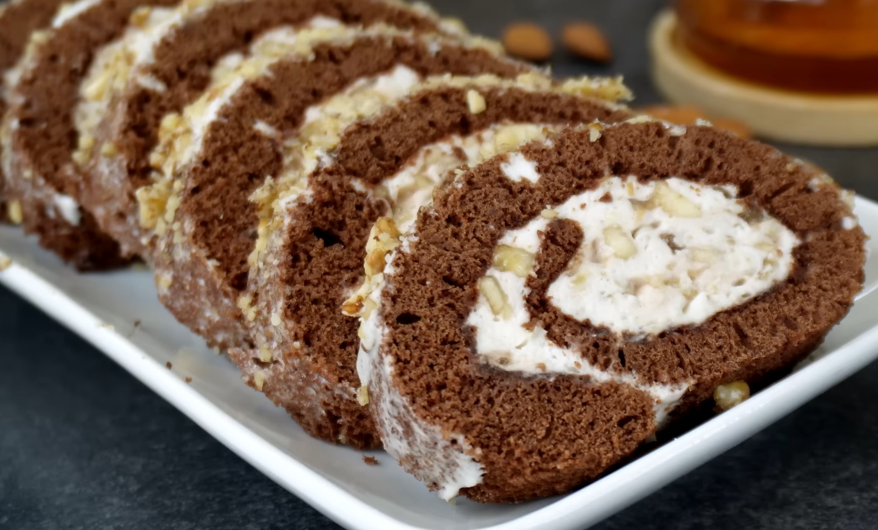 Šokoladinis ritinys su švelniu suflė yra tikra magija. Jis nelūžta ir išlieka neįtikėtinai minkštas!