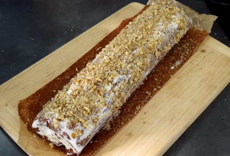 Шоколадный рулет с нежнейшим суфле — настоящая магия. Не ломается и остается невероятно мягким!