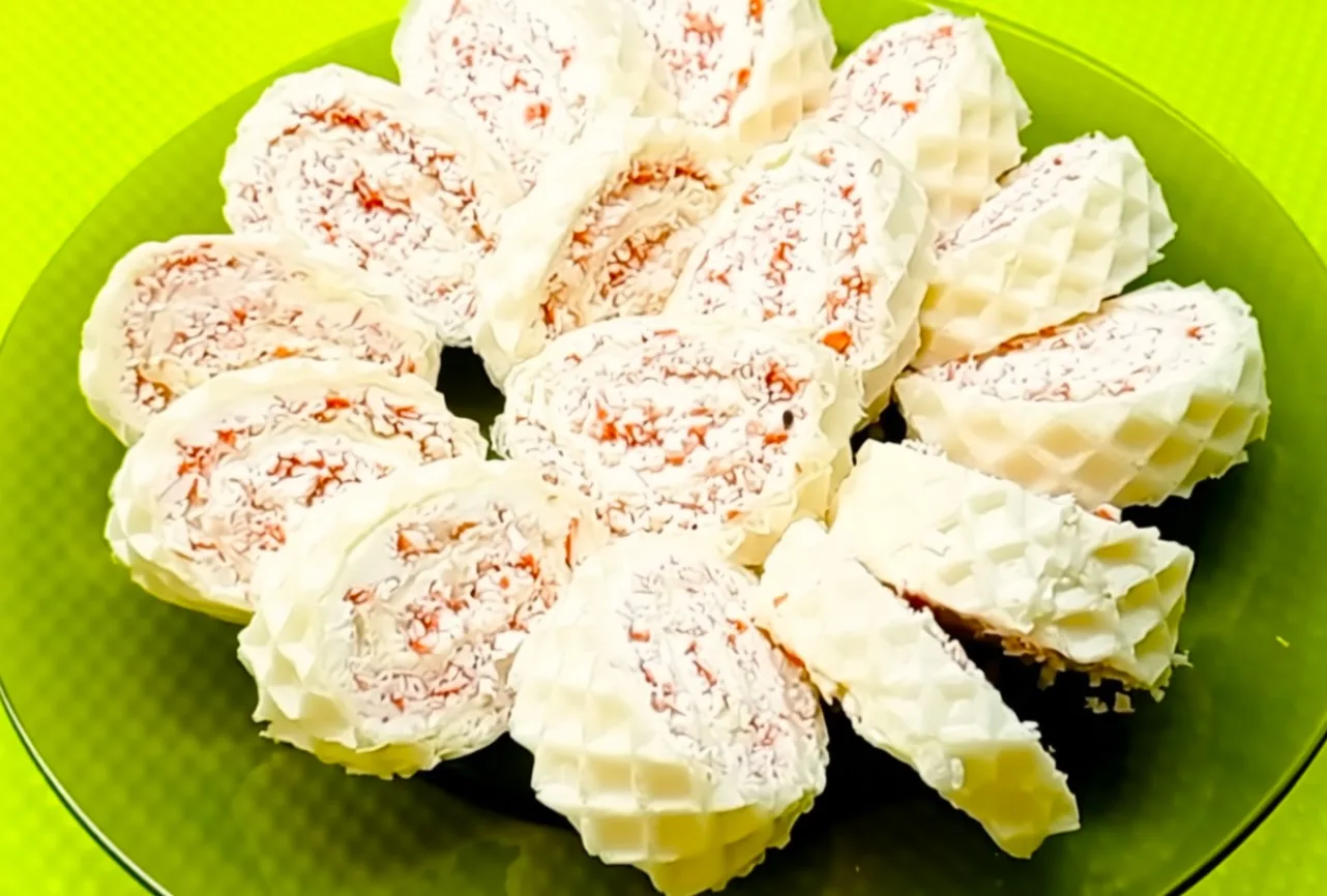 Vaflinis suktinukas su krabų lazdelėmis „Rožinis debesis“. Populiarus Naujųjų metų užkandis!