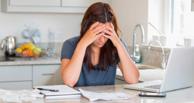 Gydytojas įvardija 3 būdus, kaip kovoti su plaukų slinkimu dėl streso