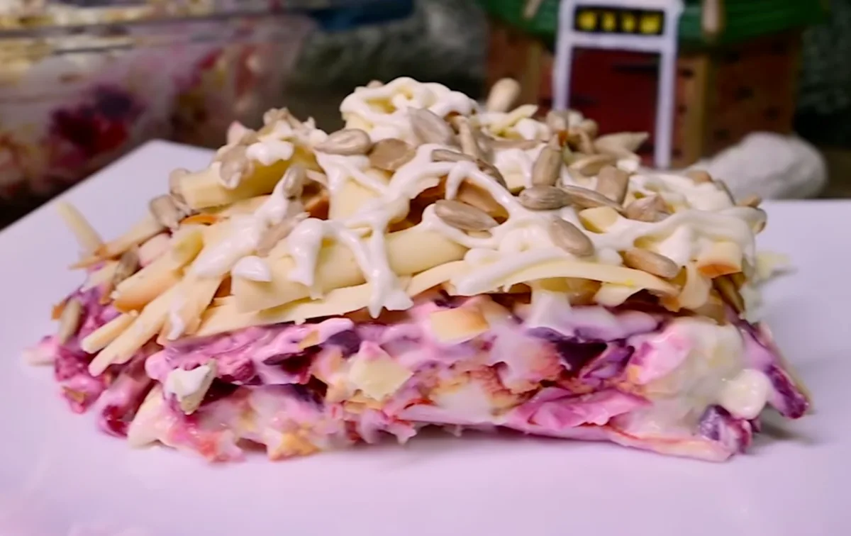 Salotos „Karnavalas“ Naujiesiems metams. Naujas salotų su krabų lazdelėmis skonis