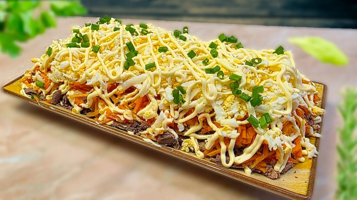 Salotos „Kaprizas“ Naujiesiems metams ir šventėms: minimalus ingredientų kiekis. Visų kepenų salotų „karalius“