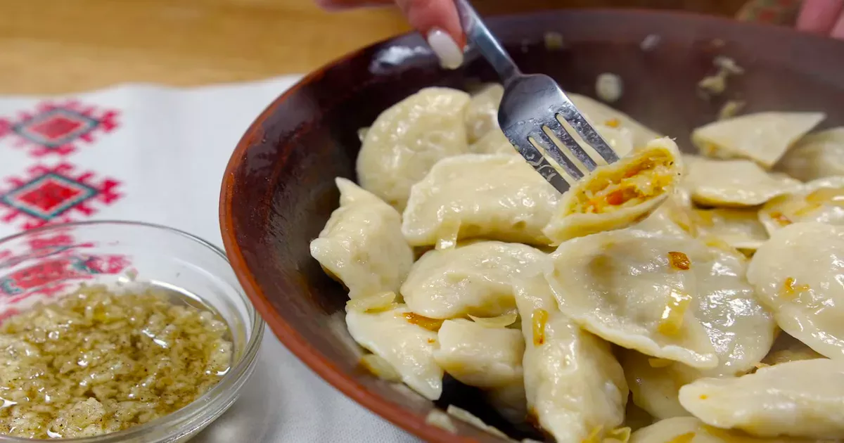 Koldūnai su kopūstais: puri tešla, auksiniai svogūnai, česnakinis padažas