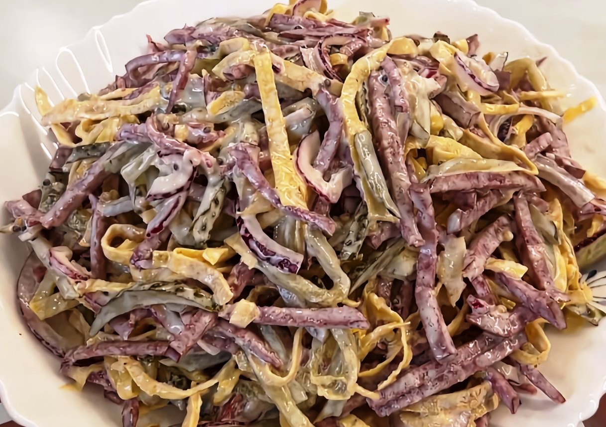 Naujųjų metų salotos „Šeimininkė”. Šventinis patiekalas, kuris tikrai patiks visiems jūsų svečiams!