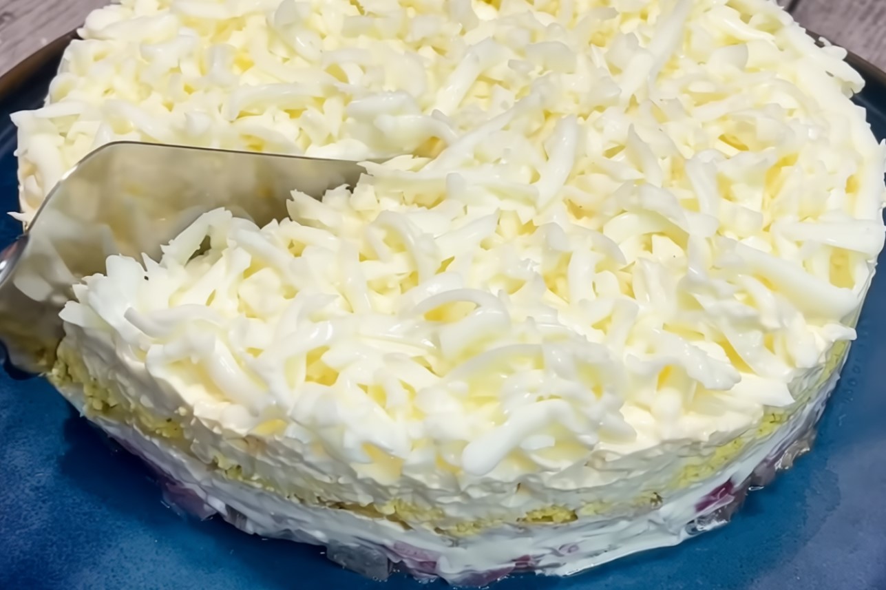 Salotos „Silkė snaigėje” – švelnios, sluoksniuotos, šventinės. Lengva paruošti ir atrodo dailiai!