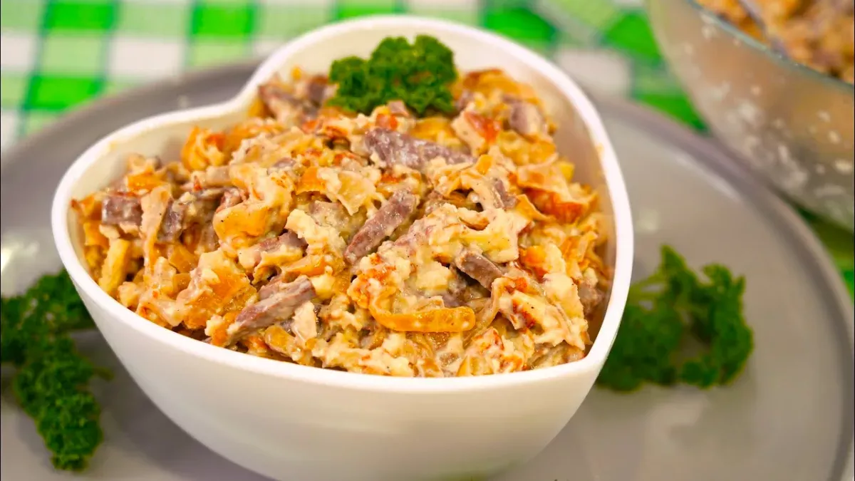 Tik 3 ingredientai! „Slaptos“ salotos: sočios, švelnios ir neįtikėtinai skanios