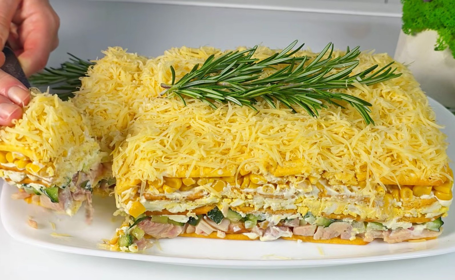 Sniego sluoksnių užkandžių tortas Salotų tortas. Puikus ingredientų derinys šventiniam stalui