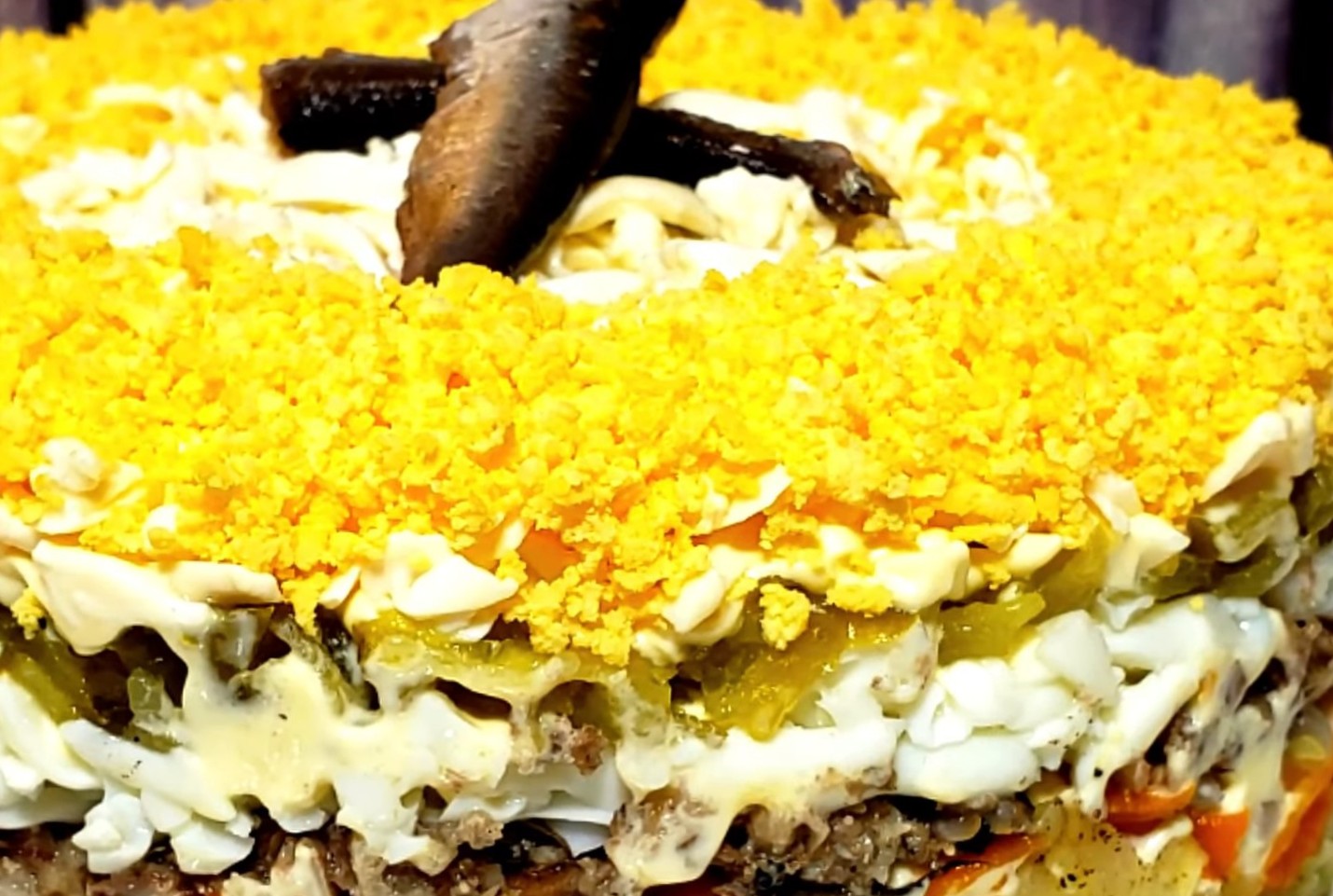 Šventinės salotos „Favourite” – geriausios, tarp patiekalų, skirtų 2026-ųjų Naujųjų metų stalui!