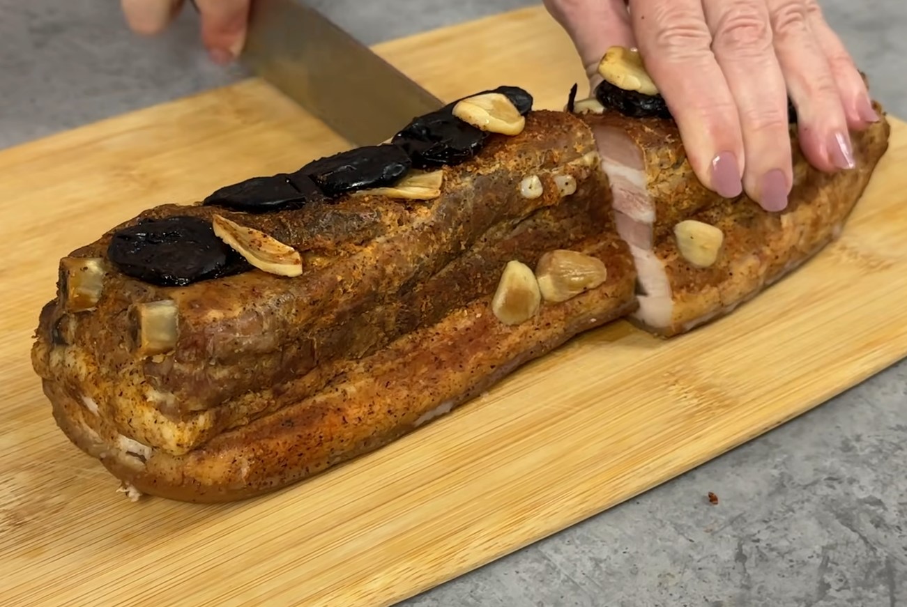 Vietoj brangios dešros. Naujųjų metų stalo pjaustymas griežinėliais – neįtikėtinai skanus ir paprastas.