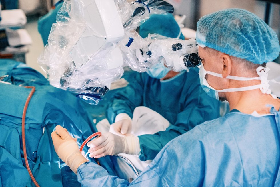 Jauno Santaros klinikų chirurgo netektis sukrėtė medikų bendruomenę: atvira pagalba psichikos sveikatai