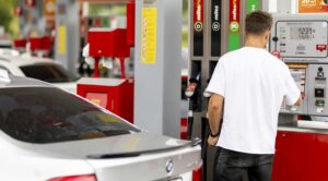 Lietuvoje mažėja degalų kainos: dyzelinas ir benzinas pigesni, dujos brangsta