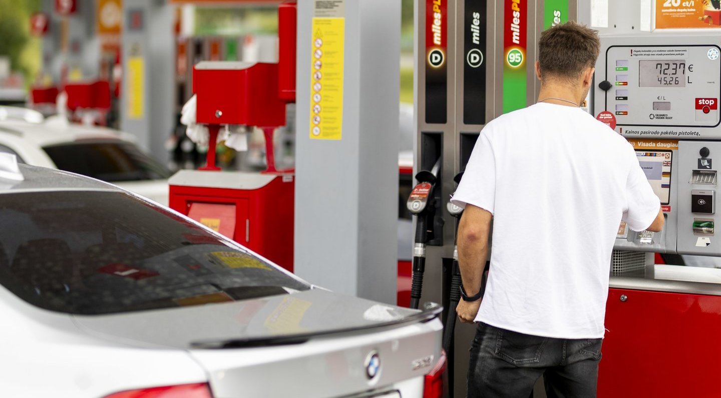 Lietuvoje mažėja degalų kainos: dyzelinas ir benzinas pigesni, dujos brangsta
