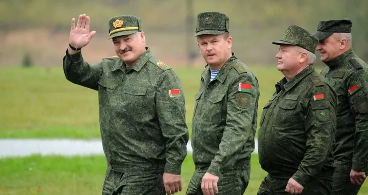 Aliaksandras Lukašenka nebeslepia – Baltarusija ruošiasi karui
