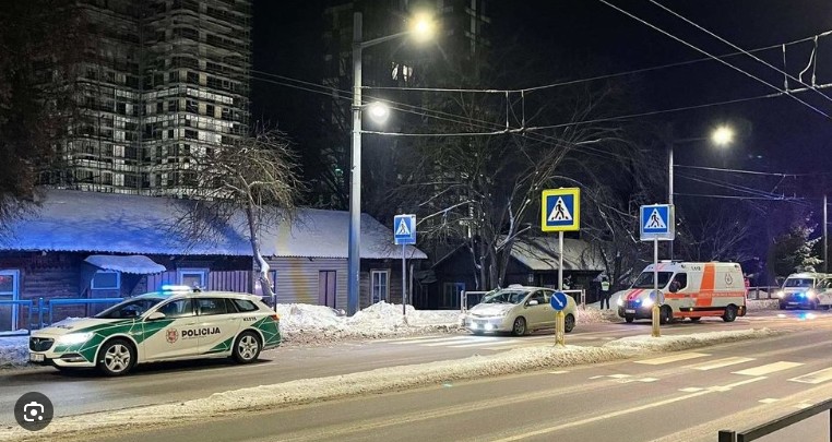 Baisus išpuolis Kaune: jauna mergina apšlakstė namą degiu skysčiu ir jį padegė