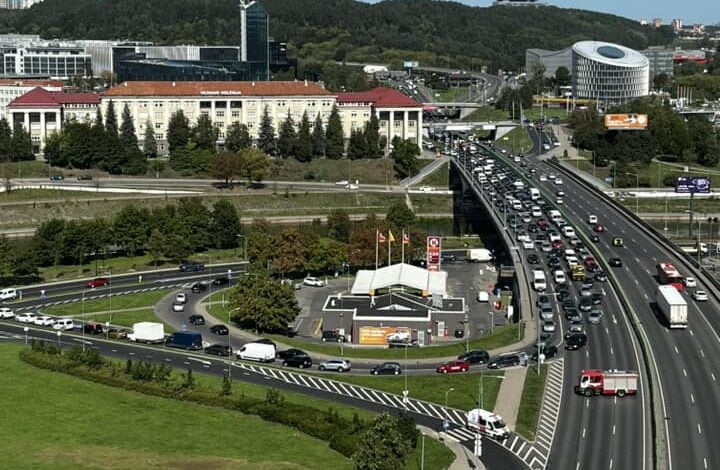 Geležinio Vilko gatvėje uždarytas eismas dėl įtartinos dėžės: manoma, jog tai sprogmuo