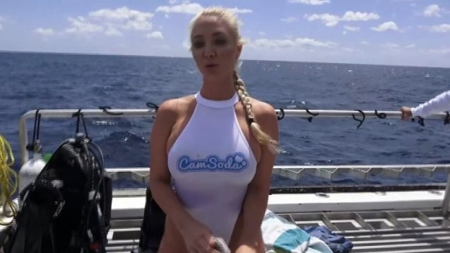 Povandeninė pornožvaigždės transliacija baigėsi kraupiai. Vanduo nusidažė krauju