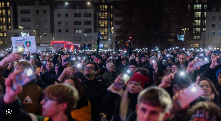 Protestas prie Seimo: tūkstantinė minia, laužai, muštynės ir žurnalistų įspėjimai dėl grėsmės
