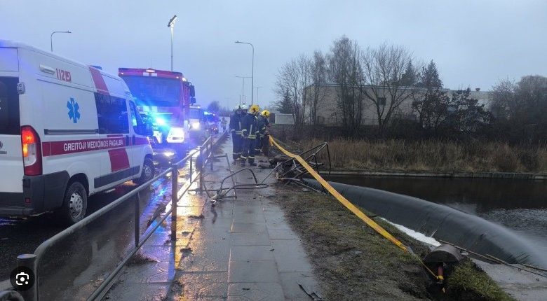 Šokas Panevėžyje: į upę įlėkė BMW, gelbėtojai ieško 5 žmonių