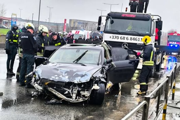 Vaizdai iš įvykio vietos panevėžyje: iš upės ištrauktas sudaužytas BMW automobilis
