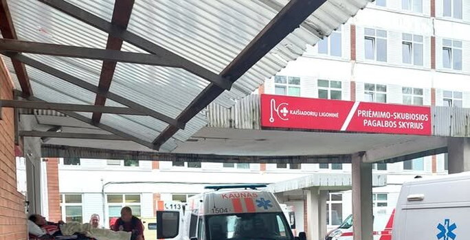 Liūties užkluptame Lietuvos mieste staiga į pastatą ėmė veržtis vanduo: pamatykite, kas vyko