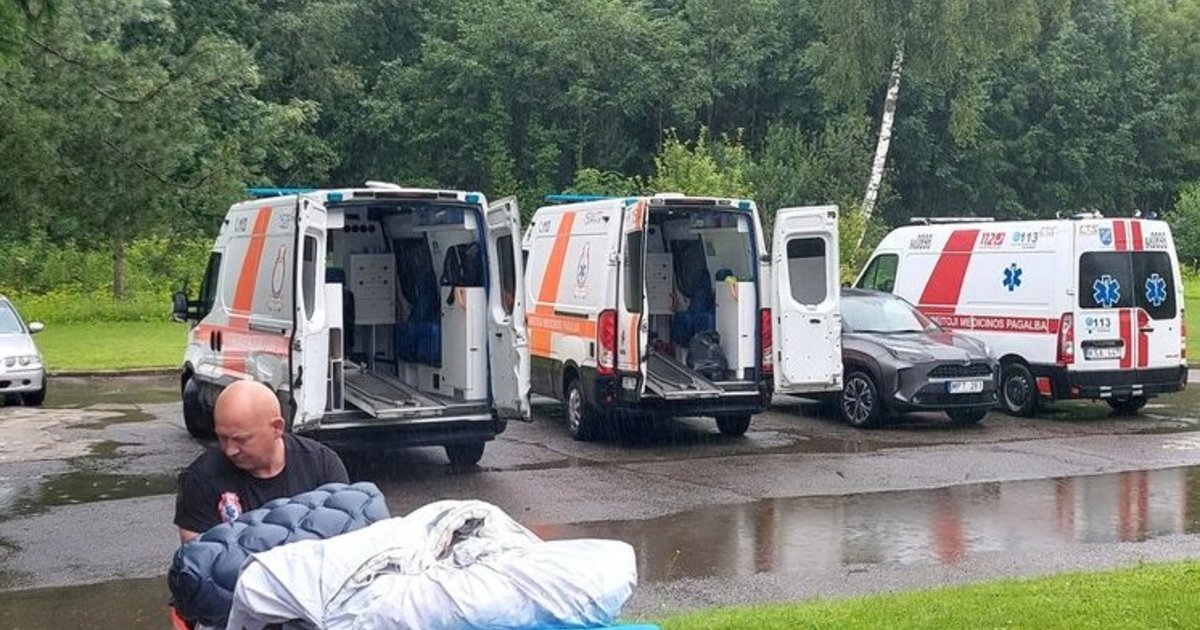 Liūties užkluptame Lietuvos mieste staiga į pastatą ėmė veržtis vanduo: pamatykite, kas vyko