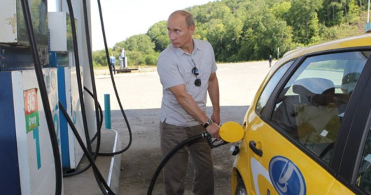 Atvyksta Putinas – pinga benzinas: rusai apstulbo išvydę stebuklingas kainas degalinėse
