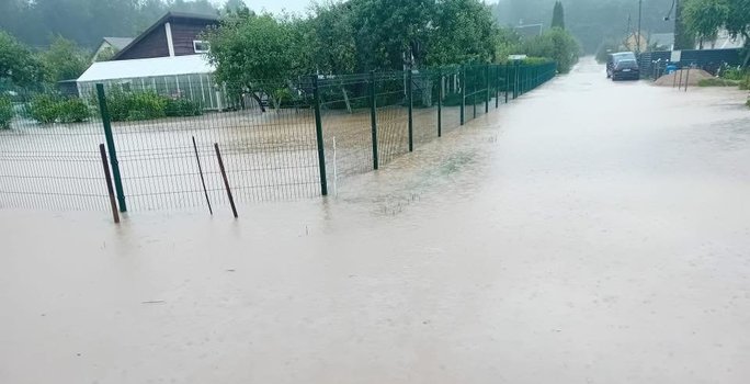 Liūties užkluptame Lietuvos mieste staiga į pastatą ėmė veržtis vanduo: pamatykite, kas vyko