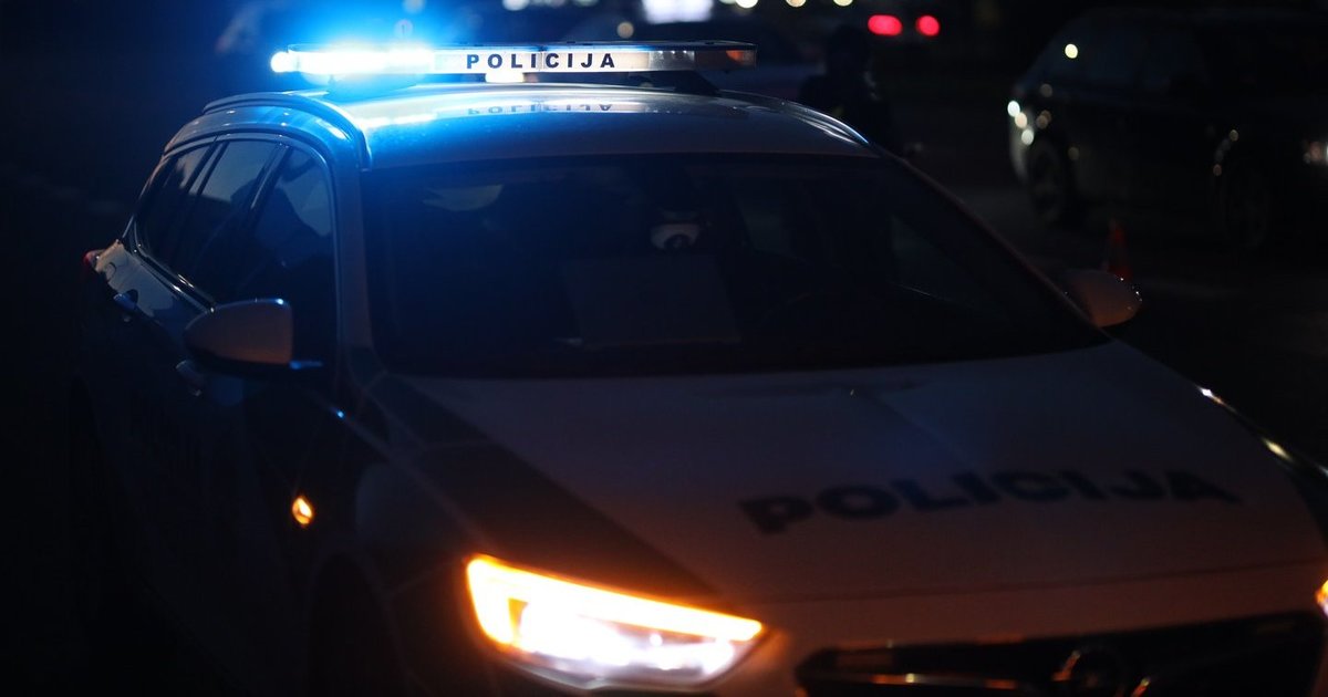 Avarija Vilniaus rajone: girtas vairuotojas rėžėsi į tvorą ir užmigo – teko vaduoti iš automobilio