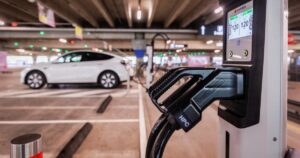 Prekybos tinklų milžinai elektromobiliams tarė „ne“: įvardijo kodėl grįžta prie tradicinių automobilių