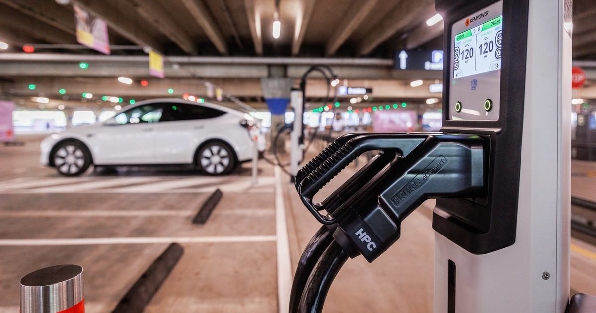 Prekybos tinklų milžinai elektromobiliams tarė „ne“: įvardijo kodėl grįžta prie tradicinių automobilių