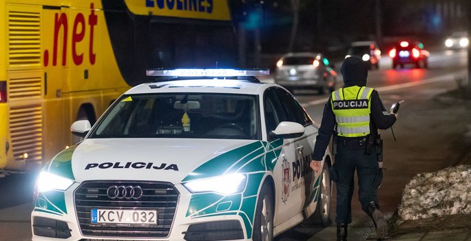 Avarija Vilniaus rajone: girtas vairuotojas rėžėsi į tvorą ir užmigo – teko vaduoti iš automobilio