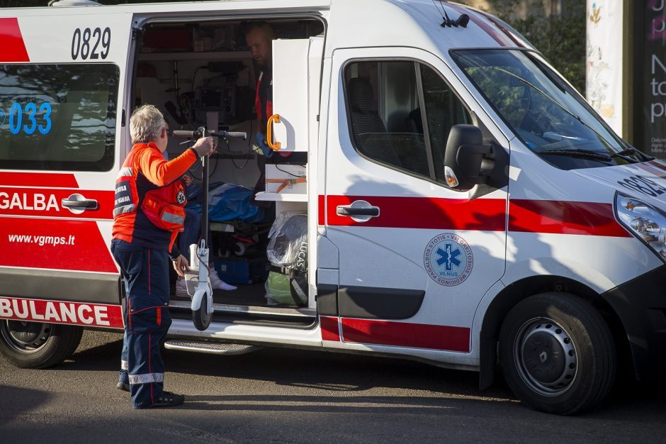 Nuo paspirtuko krito ir susižalojo girta 70-metė