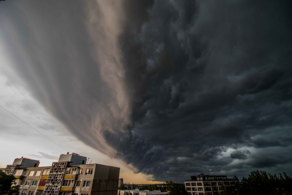 Lietuvoje artėja stiprus skvalas: meteorologai ragina gyventojus pasiruošti audrai