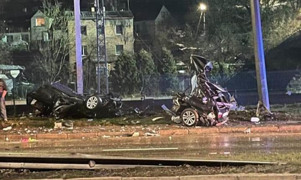 Tragiška naktis: BMW po smūgio į stulpą virto metalo laužu, žuvo vos 19-metė keleivė
