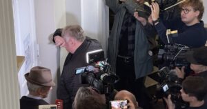 Vaikų tvirkinimu kaltinamas kunigas Švedavičius slepiasi nuo žurnalistų, bylos nekomentuoja