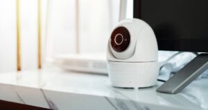 Mama dukros kambaryje įrengė kamerą: tai, ką ji išvydo, laiko didžiausiu košmaru